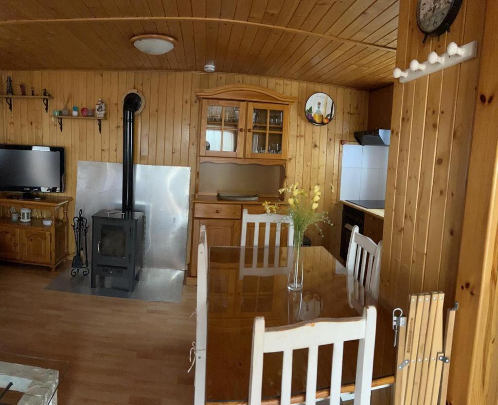 Cabana De Madera Especial Y Acogedora Cardenete Exterior photo